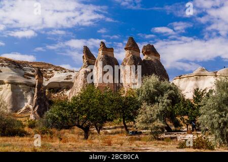 Malerische Landschaft auf Goreme Nationalpark. Kappadokien, Türkei. Landschaftlich schöne Aussicht auf die Säulen der Verwitterung im Tal der Mönche. Paschabag. Stockfoto