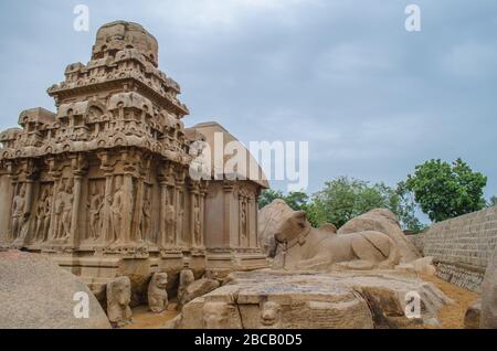 Seashore Tempel, Ganesh Ratha, fünf Rathas, Arjuna Buße sind UNESCO-Weltkulturerbe in Mamallapuram aka Mahabalipuram in Tamil Nadu, Ind Stockfoto