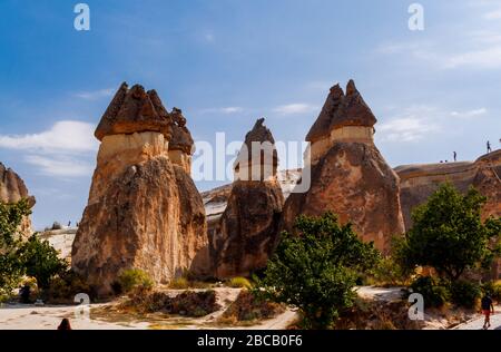 Malerische Landschaft auf Goreme Nationalpark. Kappadokien, Türkei. Landschaftlich schöne Aussicht auf die Säulen der Verwitterung im Tal der Mönche. Paschabag. Stockfoto