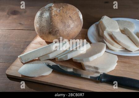 Scheiben von Jicama, Yambohne, mexikanischer Yambohne, Knollen oder Pachyrhizus erosus auf einem Schneidebrett Stockfoto