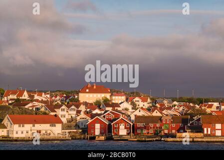 Schweden, Bohuslan, Tjorn Island, Skarhamn, Skyline der Stadt, Sonnenuntergang Stockfoto