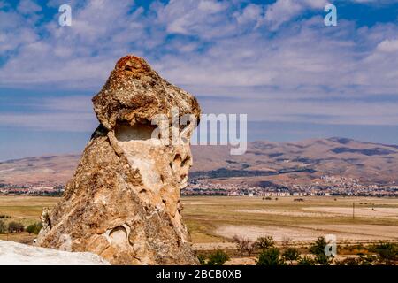 Malerische Landschaft auf Goreme Nationalpark. Kappadokien, Türkei. Landschaftlich schöne Aussicht auf die Säulen der Verwitterung im Tal der Mönche. Paschabag. Stockfoto