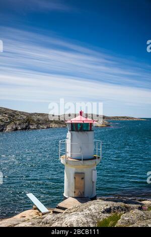 Schweden, Bohuslan, Orust Island, Mollosund, kleiner Leuchtturm Stockfoto