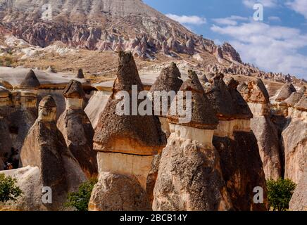 Malerische Landschaft auf Goreme Nationalpark. Kappadokien, Türkei. Landschaftlich schöne Aussicht auf die Säulen der Verwitterung im Tal der Mönche. Paschabag. Stockfoto