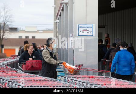 Toronto, Kanada. April 2020. Die Menschen haben eine soziale Distanz, um ein Costco-Lagerhaus in Toronto, Kanada, am 3. April 2020 zu betreten. Credit: Zou Zheng/Xinhua/Alamy Live News Stockfoto