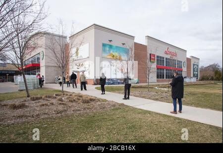 Toronto, Kanada. April 2020. Die Menschen haben eine soziale Distanz, um einen Supermarkt in Toronto, Kanada, am 3. April 2020 zu betreten. Credit: Zou Zheng/Xinhua/Alamy Live News Stockfoto