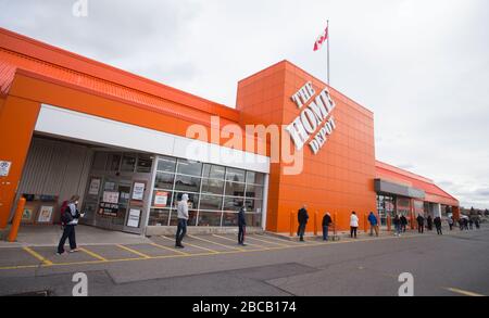 Toronto, Kanada. April 2020. Menschen haben eine soziale Distanz, um ein Home Depot in Toronto, Kanada, am 3. April 2020 zu betreten. Credit: Zou Zheng/Xinhua/Alamy Live News Stockfoto