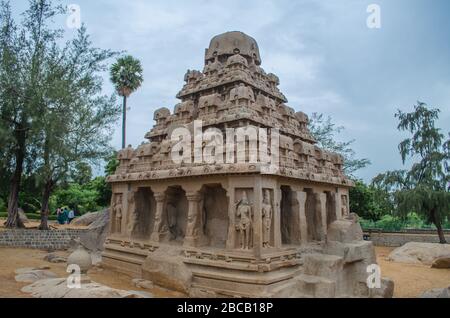 Seashore Tempel, Ganesh Ratha, fünf Rathas, Arjuna Buße sind UNESCO-Weltkulturerbe in Mamallapuram aka Mahabalipuram in Tamil Nadu, Ind Stockfoto