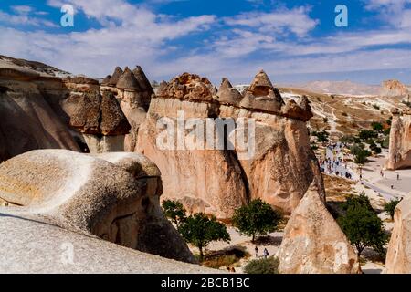 Malerische Landschaft auf Goreme Nationalpark. Kappadokien, Türkei. Landschaftlich schöne Aussicht auf die Säulen der Verwitterung im Tal der Mönche. Paschabag. Stockfoto