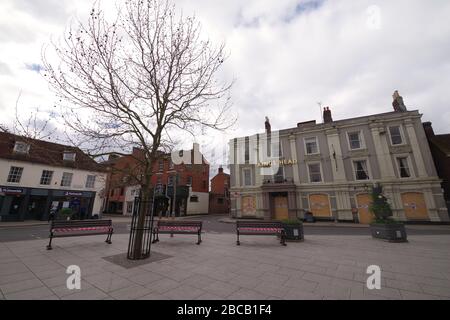 Öffentliche Räume Sitzbänke wurden in Wimborne Minster Dorset aufgrund des Corona-Virus 3. April 2020 aufgemacht. Das Kings Head Hotel am Wimborne Square ist bis auf weiteres geentert. Wie bei der Nichtnutzung von Sitzbänken im öffentlichen Bereich wurde die Botschaft "Stay at Home" aufgrund der Covid 19-Pandemie mit sozialer Distanzierung aufgenommen. Stockfoto