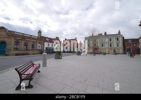 Öffentliche Räume Sitzbänke wurden in Wimborne Minster Dorset aufgrund des Corona-Virus 3. April 2020 aufgemacht. Das Kings Head Hotel am Wimborne Square ist bis auf weiteres geentert. Wie bei der Nichtnutzung von Sitzbänken im öffentlichen Bereich wurde die Botschaft "Stay at Home" aufgrund der Covid 19-Pandemie mit sozialer Distanzierung aufgenommen. Stockfoto