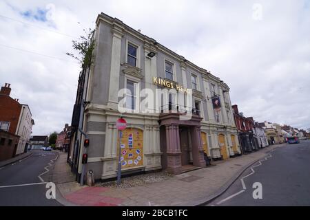 Öffentliche Räume Sitzbänke wurden in Wimborne Minster Dorset aufgrund des Corona-Virus 3. April 2020 aufgemacht. Das Kings Head Hotel am Wimborne Square ist bis auf weiteres geentert. Wie bei der Nichtnutzung von Sitzbänken im öffentlichen Bereich wurde die Botschaft "Stay at Home" aufgrund der Covid 19-Pandemie mit sozialer Distanzierung aufgenommen. Stockfoto