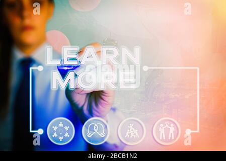 Schreiben Hinweis zeigen, erfahren Sie mehr. Business Konzept für Kenntnissen oder Fähigkeiten durch Anweisung erhebliche Lernen erworben Stockfoto