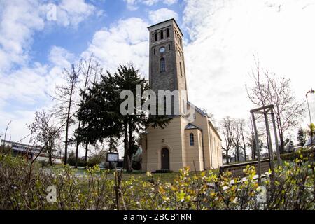 Germendorf, Deutschland. März 2020. In den Himmel ragt der Turm der Dorfkirche in der Brandenburger Stadt Germendorf. Kredit: Paul Zinken / dpa-zb-Zentralbild / ZB / dpa / Alamy Live News Stockfoto