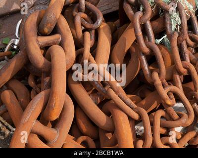 Rostige Kette, Teil einer Angelausrüstung im Hafen von Gilleleje. Dänemark. Stockfoto