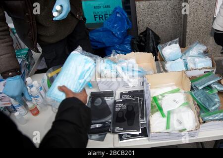 New York, USA. April 2020. Am 3. April 2020 kaufen die Menschen Gesichtsmasken, Handschuhe und Handdesinfizierer an der Atlantic Avenue im US-amerikanischen Stadtteil Brooklyn in New York ein. US-Präsident Donald Trump sagte am Freitag, dass die Centers for Disease Control and Prevention (CDC) nun empfiehlt, dass Amerikaner Stoff-Gesichtsbeläge tragen, um sich gegen COVID-19 zu schützen. "Die CDC berät den Einsatz von nicht-medizinischen Stoffbedeckungen als freiwillige Gesundheitsmaßnahme", sagte Trump einer Unterweisung des Weißen Hauses. "Es ist freiwillig. Sie schlugen für einen bestimmten Zeitraum vor." Gutschrift: Michael Nagle/Xinhua/Alamy Live News Stockfoto