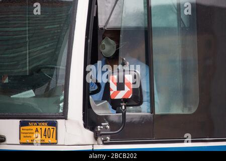 New York, USA. April 2020. Ein Busfahrer, der am 3. April 2020 eine Gesichtsmaske trägt, ist im New Yorker Stadtteil Brooklyn in den Vereinigten Staaten. US-Präsident Donald Trump sagte am Freitag, dass die Centers for Disease Control and Prevention (CDC) nun empfiehlt, dass Amerikaner Stoff-Gesichtsbeläge tragen, um sich gegen COVID-19 zu schützen. "Die CDC berät den Einsatz von nicht-medizinischen Stoffbedeckungen als freiwillige Gesundheitsmaßnahme", sagte Trump einer Unterweisung des Weißen Hauses. "Es ist freiwillig. Sie schlugen für einen bestimmten Zeitraum vor." Gutschrift: Michael Nagle/Xinhua/Alamy Live News Stockfoto