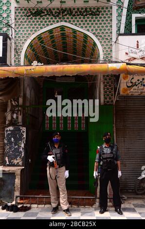 April 2020: Peschawar, Pakistan. März 2020. Die Anhänger vervollkommenen das Freitagsgebet in einer Moschee in Peschawar im Norden Pakistans. Anbeter halten im Rahmen der von den Behörden verhängten Präventivmaßnahme Abstand, um die Verbreitung des Corona-Virus im Länderguthaben einzudämmen: Hasnain Ali/IMAGESLIVE/ZUMA Wire/Alamy Live News Stockfoto