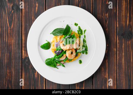 Blick auf den Salat mit Garnelen, grüner Bohne, gerösteter Zwiebel und grünem Buchweizen Stockfoto
