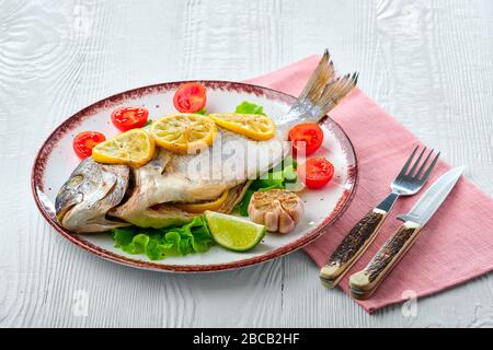 Vergoldete Kopfbrasse im Ofen gebacken Stockfoto