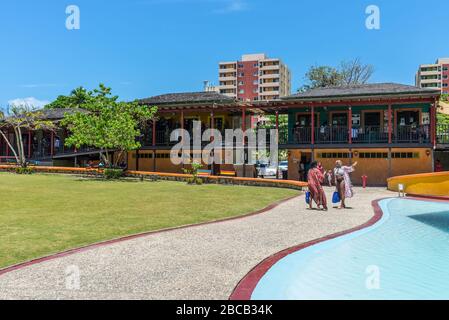 Ocho Rios, Jamaika - 22. April 2019: Menschen im Island Village Shopping Cente in Ocho Rios, Jamaika. Stockfoto