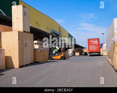 Versand von Frachtkisten im CTT Container Terminal Tollerort und DCP Container Packing Center im Hamburger Hafen. Stockfoto