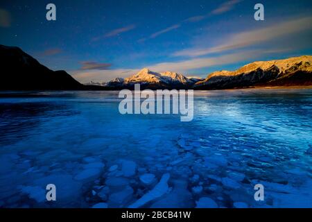 Kanada, Alberta, Abraham Lake, Elliot Peak, Night, Stars, Bubbles in the Ice Stockfoto