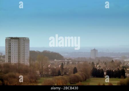 Glasgow, Schottland, Großbritannien, 4. April 2020: Großbritannien Wetter: Sonniger Frühlingstag sorgt für Versuchung, während die Sonne über den Süden der Stadt und den grünen Vorort Knightswood scheint. Copywrite Gerard Ferry/Alamy Live News Stockfoto