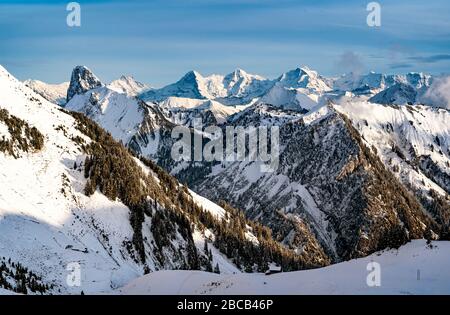 Kurz nach Sonnenaufgang und frisch eingeschneit leuchten die Berge des Berner Oberlandes im schönsten Licht. Stockfoto