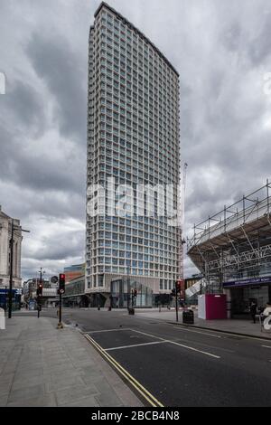 Mittelpunkt auf einer menschenleeren Tottenham Court Road im Zentrum Londons während der Krise der pandemischen Gesundheit von Coronavirus in Großbritannien. Stockfoto