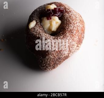 st. Joseph's Zeppola, typische hausgemachte neapolitanische gebratene süße Donut Stockfoto