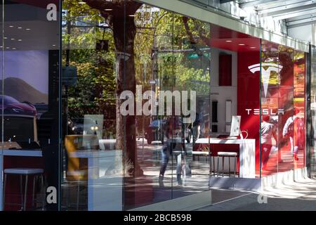 Tesla Storefront in der Innenstadt von Vancouver mit Lichtreflexionen des Straßenverkehrs auf dem Glas. Stockfoto