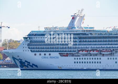 Die Coral Princess gehört zur Princess Cruises Line, die an einem sonnigen Tag im Hafen im Stadtzentrum von Vancouver, BC, Kanada, zu sehen ist. Stockfoto