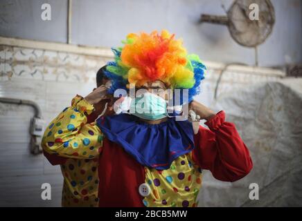 Khan Yunis, Palästina. April 2020. A Clown bereitet Kinder vor Palästinenser unterhalten aufgrund der Pandemie des neuen Corona-Virus (COVID-19) in Khan Yunis, südlichem Gazastreifen, Palästina, 3. April 2020. (Foto von Yousef Masoud/INA Photo Agency /Sipa USA) Credit: SIPA USA/Alamy Live News Stockfoto