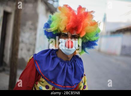 Khan Yunis, Palästina. April 2020. A Clown bereitet Kinder vor Palästinenser unterhalten aufgrund der Pandemie des neuen Corona-Virus (COVID-19) in Khan Yunis, südlichem Gazastreifen, Palästina, 3. April 2020. (Foto von Yousef Masoud/INA Photo Agency /Sipa USA) Credit: SIPA USA/Alamy Live News Stockfoto