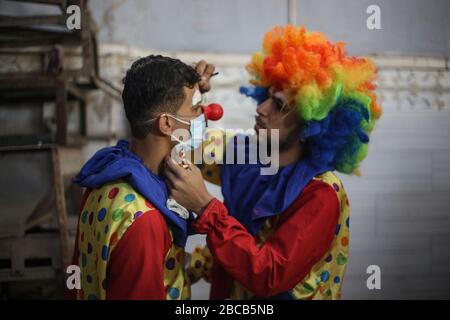 Khan Yunis, Palästina. April 2020. A Clown bereitet Kinder vor Palästinenser unterhalten aufgrund der Pandemie des neuen Corona-Virus (COVID-19) in Khan Yunis, südlichem Gazastreifen, Palästina, 3. April 2020. (Foto von Yousef Masoud/INA Photo Agency /Sipa USA) Credit: SIPA USA/Alamy Live News Stockfoto