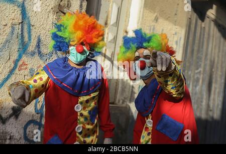 Khan Yunis, Palästina. April 2020. A Clown bereitet Kinder vor Palästinenser unterhalten aufgrund der Pandemie des neuen Corona-Virus (COVID-19) in Khan Yunis, südlichem Gazastreifen, Palästina, 3. April 2020. (Foto von Yousef Masoud/INA Photo Agency /Sipa USA) Credit: SIPA USA/Alamy Live News Stockfoto