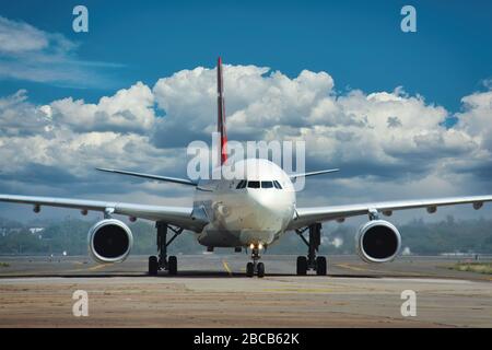 Ein kommerzielles Linienflugzeug mit breitem Flugzeugkörper Stockfoto