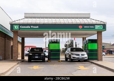 Autos hielten an einem Drive-Thru-Geldautomaten in der TD Canada Trust Branch in einer Stadt. Stockfoto