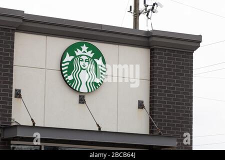 Starbucks Coffee Logo auf einem Schild an einem neu eröffneten Ort. Stockfoto