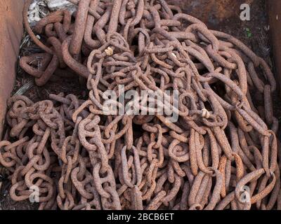 Rostige Kette, Teil einer Angelausrüstung im Hafen von Gilleleje. Dänemark. Stockfoto