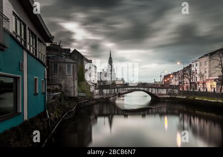 Cork City, Cork, Irland. April 2020. Blick auf den Fluss Lee am frühen Morgen mit der Parliament Bridge und der Holy Trinity Church im Hintergrund. Die Brücke ist einer der Hauptzugänge in die Stadt und ist zu diesem Zeitpunkt normalerweise mit Autos besetzt, aber aufgrund der Einschränkungen von Covid-19 und der Regierung gibt es nur wenig Verkehrsbewegungen, die in Cork City, Irland, eindringen. - Credit; David Creedon / Alamy Live News Stockfoto