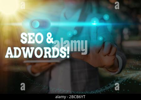 Konzeptionelle Hand schreiben, Seo und Adwords. Konzept, d. h., sie sind die wichtigsten Tools Komponenten der Search Engine Marketing Stockfoto