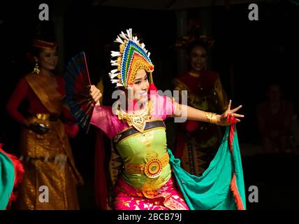 BALI INDONESIA: FEBRUAR 08 2020: Traditionelle Tänzerinnen auf Bali Indonesia Stockfoto