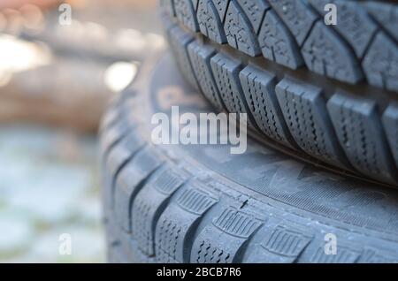 Nahaufnahme der schwarzen Autoreifen Stockfoto