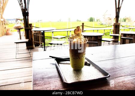 Grüner Tee Matchkaffee Latte in der Plastikbecher Katzenkaffeeshop in Ayutthaya, Thailand Stockfoto