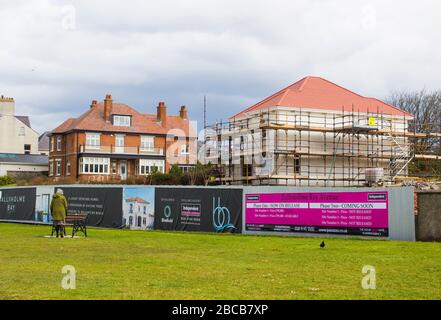 19. März 2020 EIN Baugrundstück mit neuen Häusern, das von unabhängigen Immobilien-Estates errichtet wurde und Luxusimmobilien zum Verkauf anwirbt Stockfoto