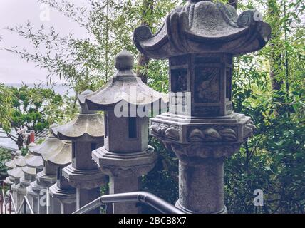 Nahaufnahme der Steinlaternen des Tempels von Haedong Yonggung Stockfoto