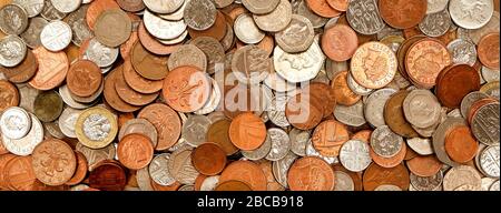 Britische Währung, Hunderte von britischen Kupfer- und silberfarbenen Münzen stapelten sich zufällig übereinander, eine Pfund-Münzen, fünfzig Pence, zwanzig Pence, zwei Pence Stockfoto