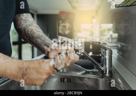 Ein Mann, der seine Hände mit Schaumstoff wäscht, wahs für Corona-Virus-Prävention, Hygiene, um die Verbreitung des Coronavirus zu stoppen. Stockfoto